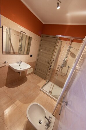 Shower, hair dryer, bidet, towels - Large apartment with garden view suitable for cycle tourism (Villafranca Piemonte)