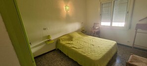 3 bedrooms, travel cot