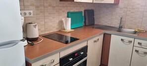 Geladeira, micro-ondas, lava-louças, cafeteira/chaleira