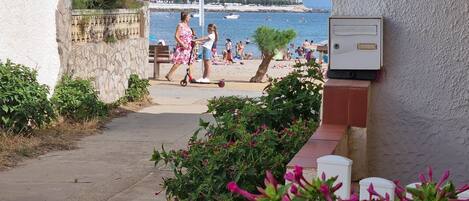 Utsikt mot strand/hav