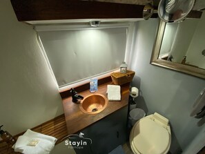 تجهيزات دش، مجففات شعر، مناشف، صابون