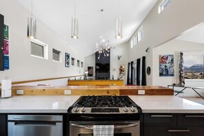 Kylskåp, mikrovågsugn, ugn och spishäll