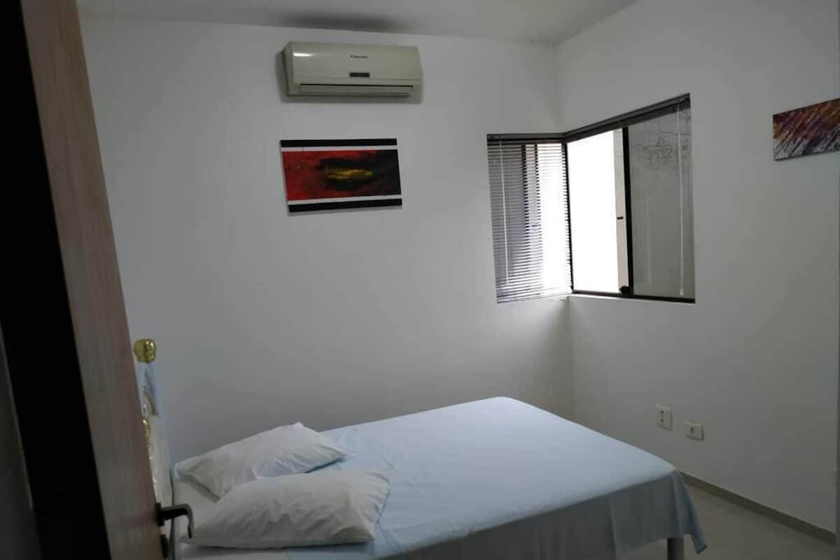 Quarto casal, banheiro compartilhado | Ferros/tábuas de passar roupa, Wi-Fi de cortesia, roupa de cama
