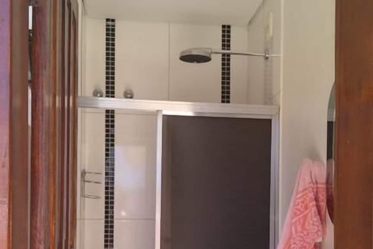 Suite | Baño | Regadera y toallas