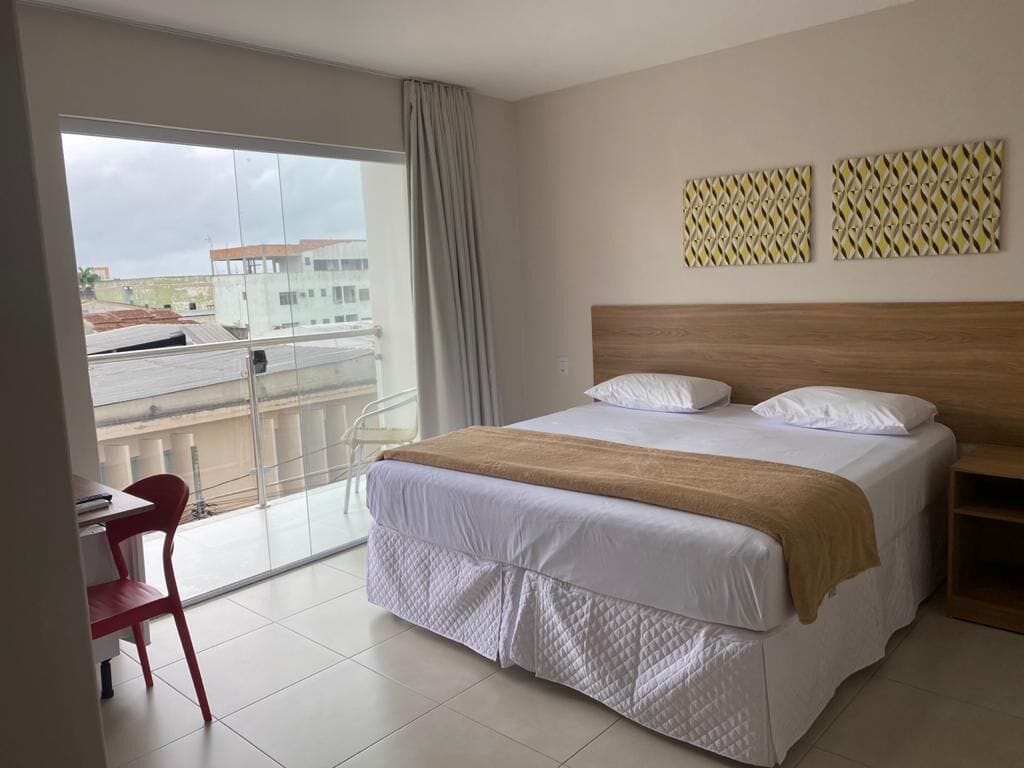 Frigobar, escrivaninha, Wi-Fi de cortesia, roupa de cama