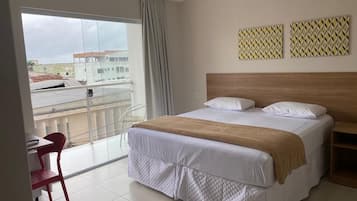 Frigobar, escrivaninha, Wi-Fi de cortesia, roupa de cama