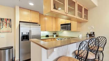 Coffee/tea maker, microwave, stovetop, dishwasher
