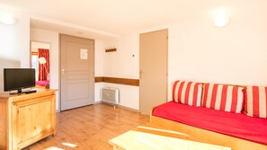 1 habitación, tabla de planchar con plancha, cuna de viaje y wifi 