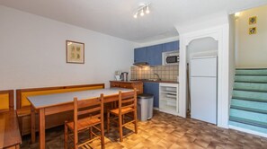 Réfrigérateur, micro-ondes, plaque de cuisson