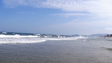 Ligstoelen aan het strand