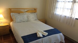 3 quartos, escrivaninha, ferros/tábuas de passar roupa