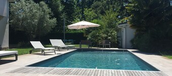 House and its pool near the beach