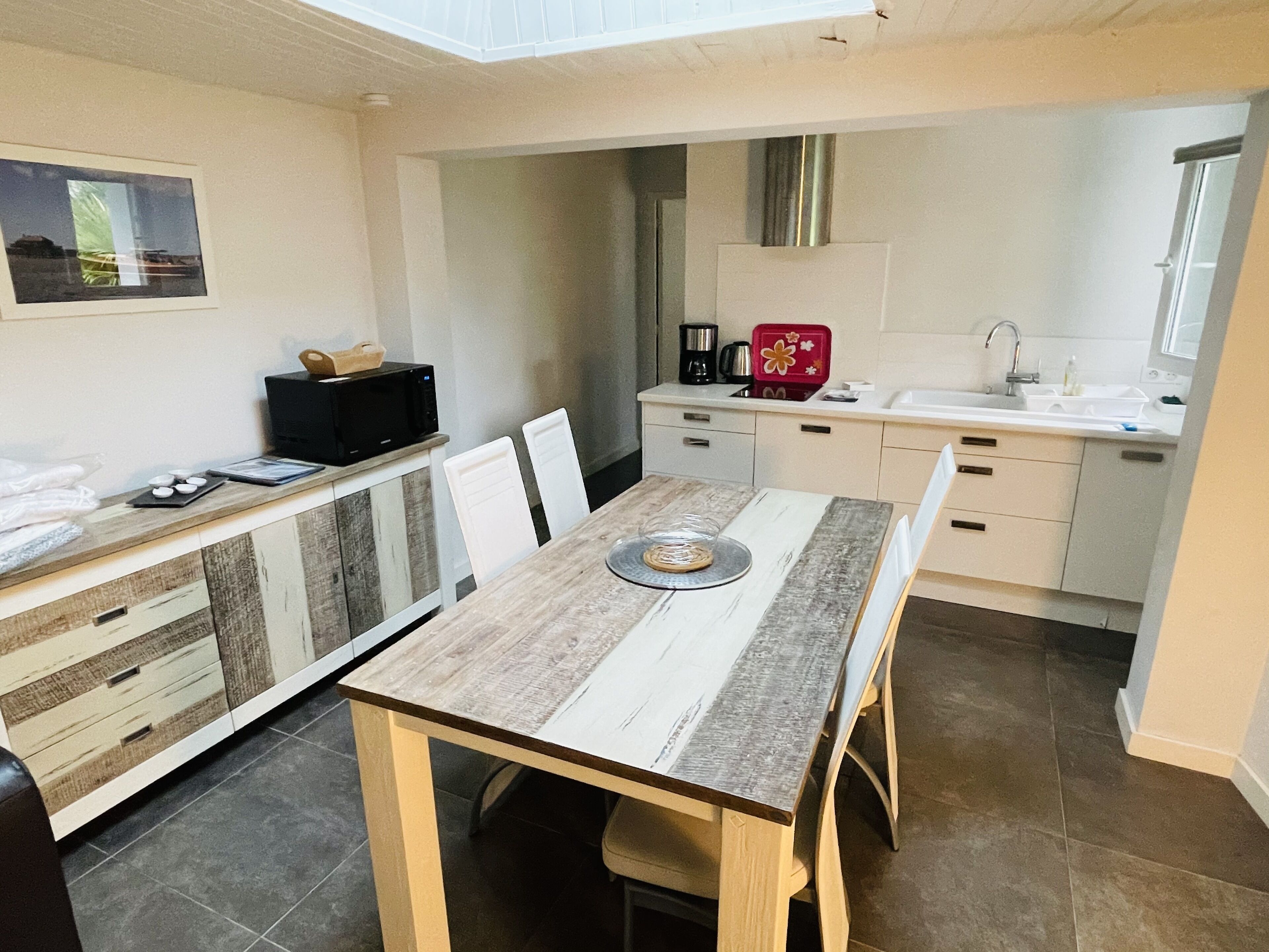 House and its pool near the beach