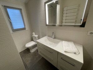 Shower, hair dryer, towels - House and its pool near the beach (Andernos-les-Bains)