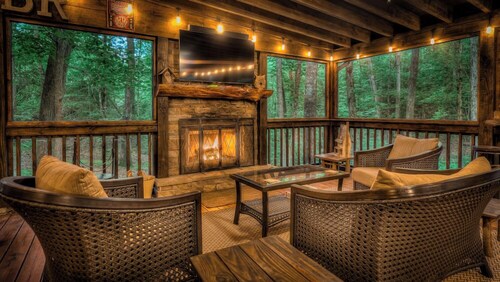 Our Blue Heaven- Private, yet convenient | Hot tub |Screened Porch