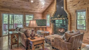 TV, caminetto, tavolo da calcetto, libri