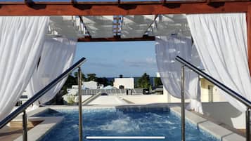 Tina de hidromasaje al aire libre