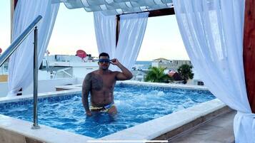 Outdoor spa tub