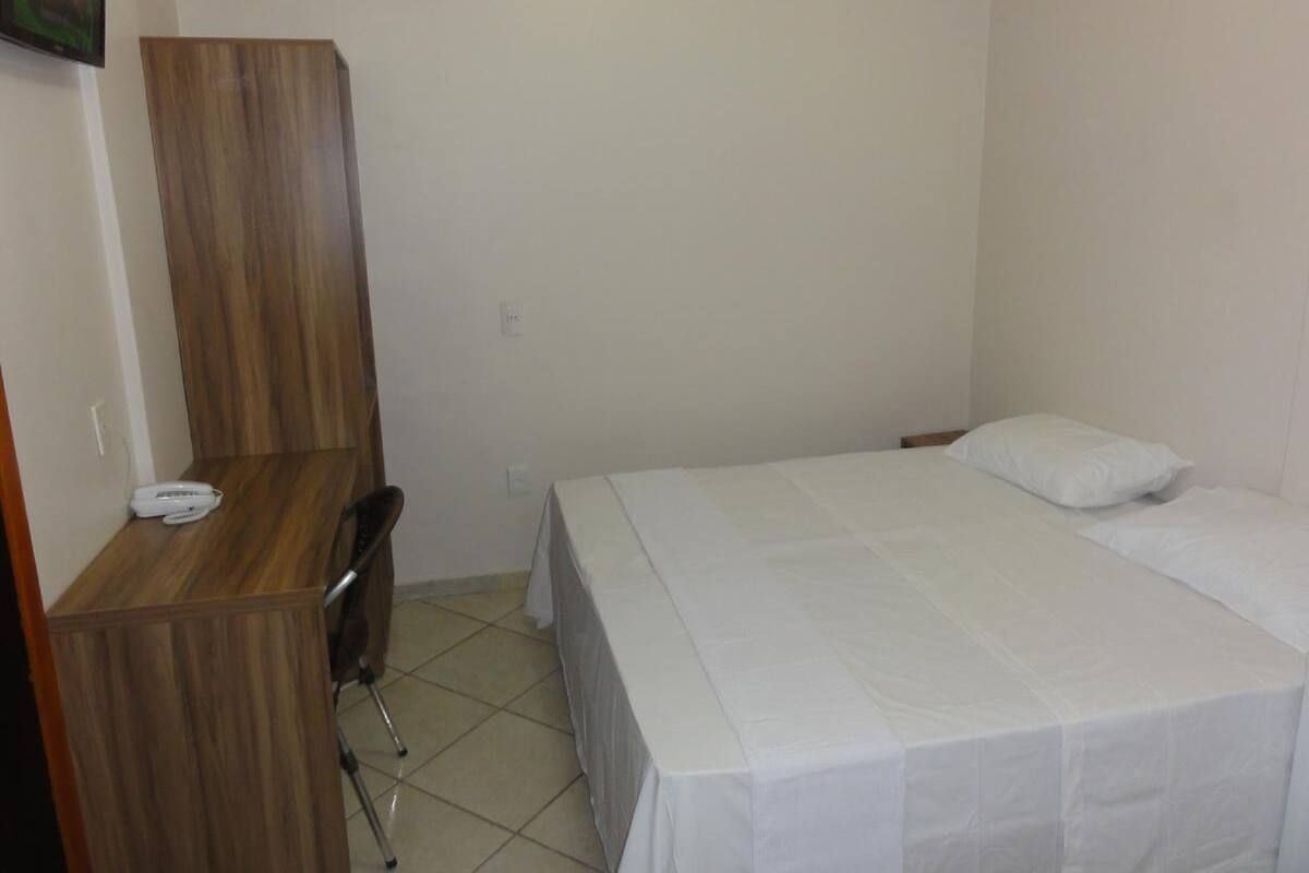 Meja kerja, Wi-Fi gratis, dan seprai linen