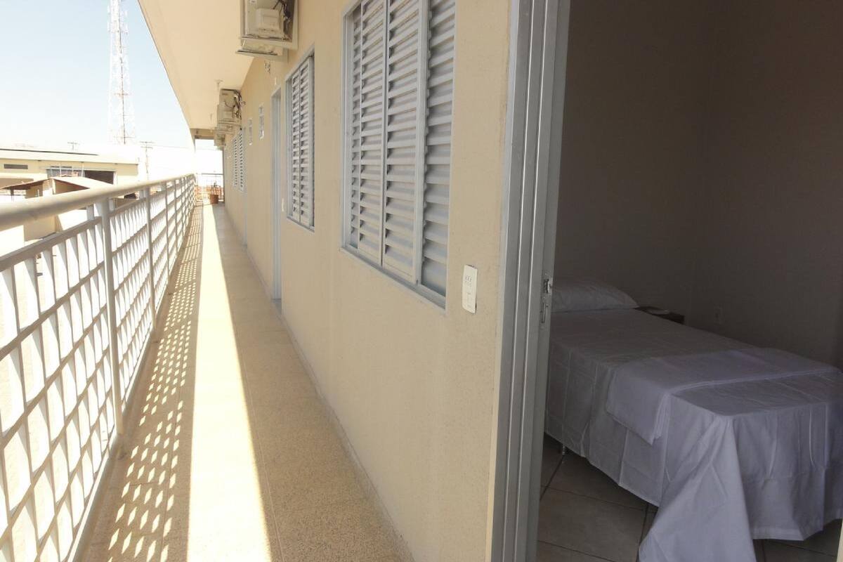 Meja kerja, Wi-Fi gratis, dan seprai linen