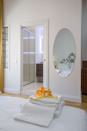 Grand Studio | Bathroom amenities - Eugenia e Donato (Naples)