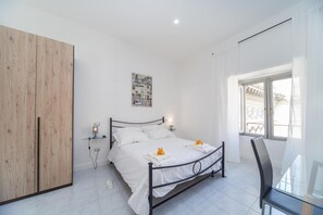 Cubrecamas, minibar, escritorio y espacio para trabajar con laptop 