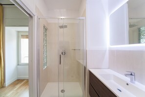 Shower, pengering rambut, jubah mandi, dan handuk