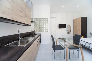 Mini réfrigérateur, machine à expresso, cafetière/bouilloire