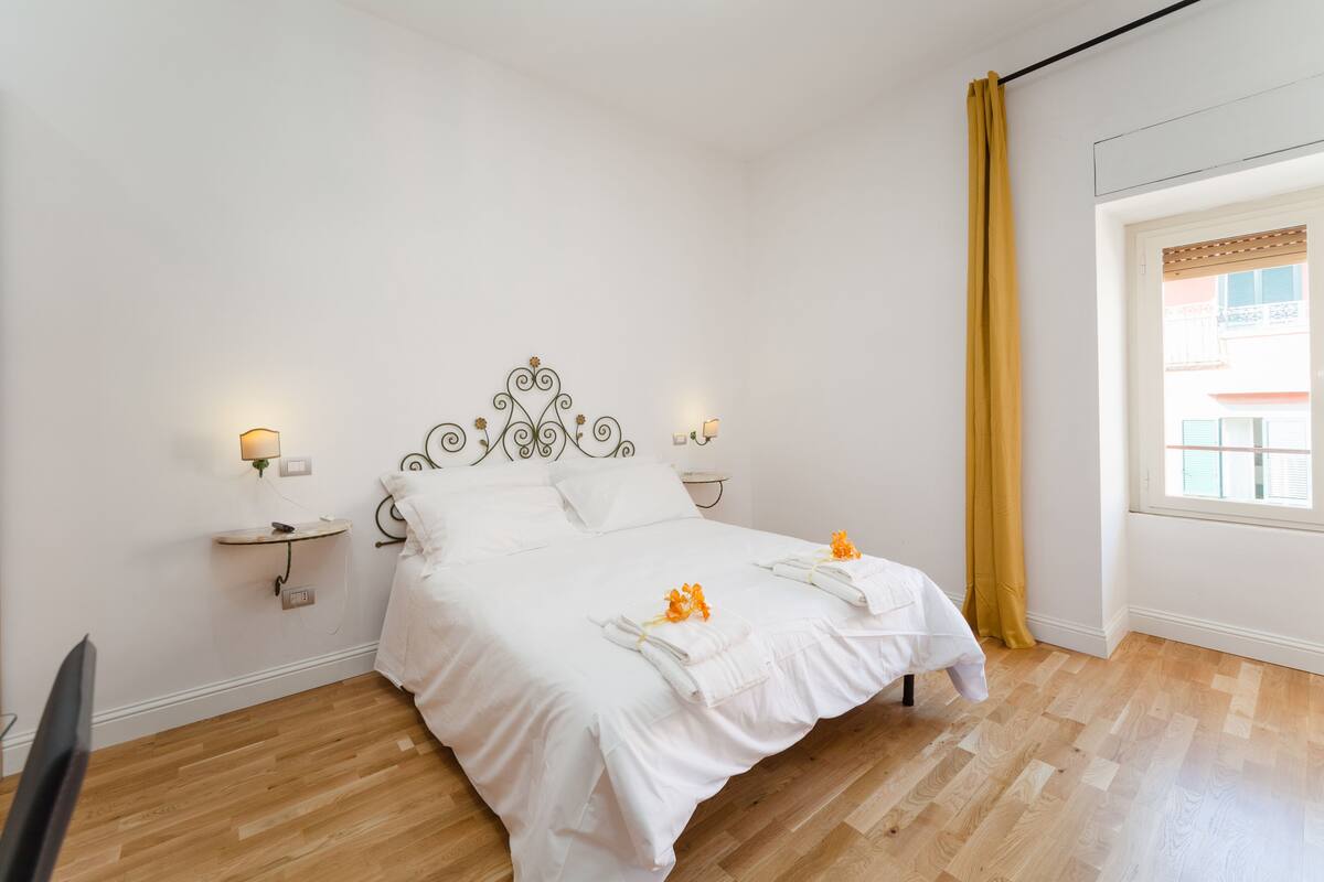 Grand Studio | Down comforters, minibar, desk, laptop workspace