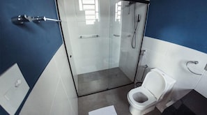 Chuveiro, secador de cabelo, toalhas de banho, sabonete
