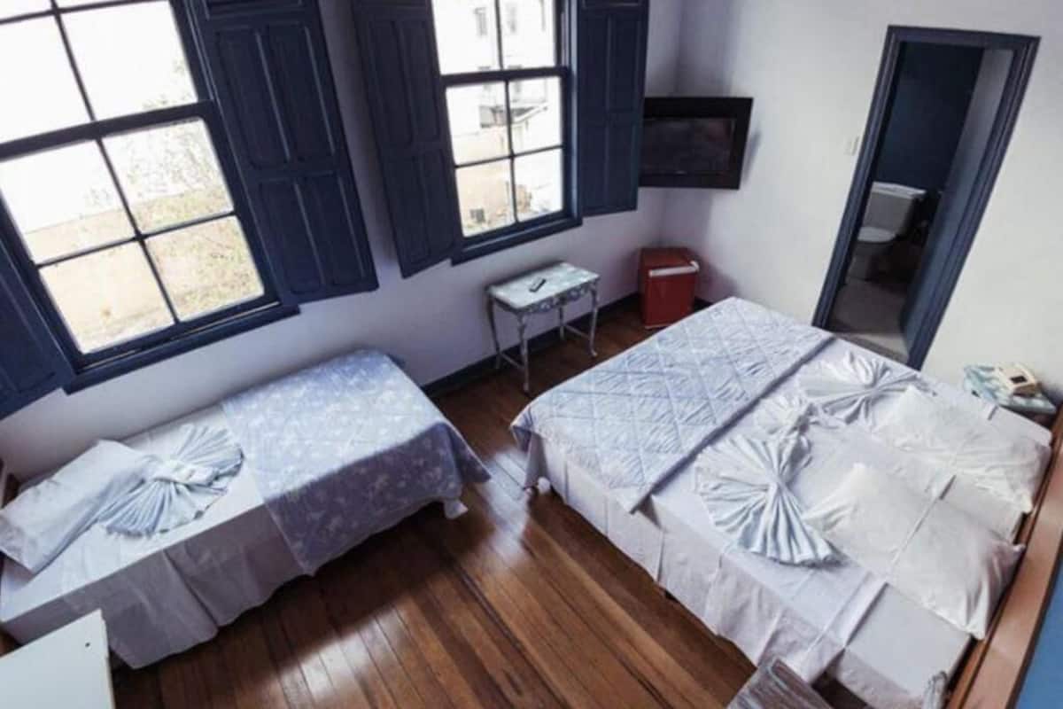 Hypo-allergenic bedding, minibar, free WiFi, bed sheets