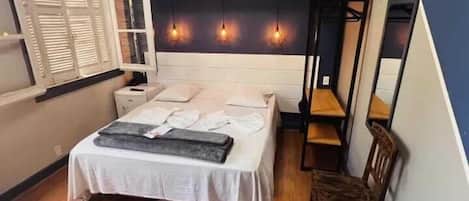 Hypo-allergenic bedding, minibar, free WiFi, bed sheets