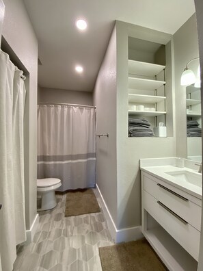 Hair dryer, towels, soap, shampoo - The Chapparral - a peaceful light filled sanctuary surrounded by nature (Austin)