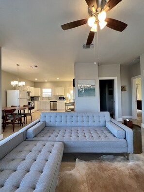 Een smart-tv, boeken en een computerscherm