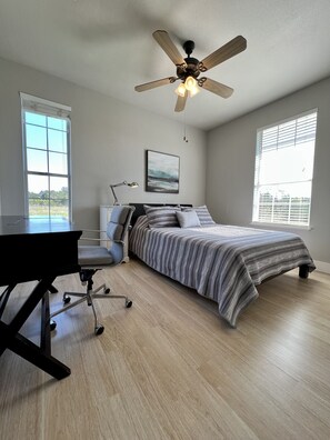 2 slaapkamers, een bureau, een strijkplank/strijkijzer, gratis wifi