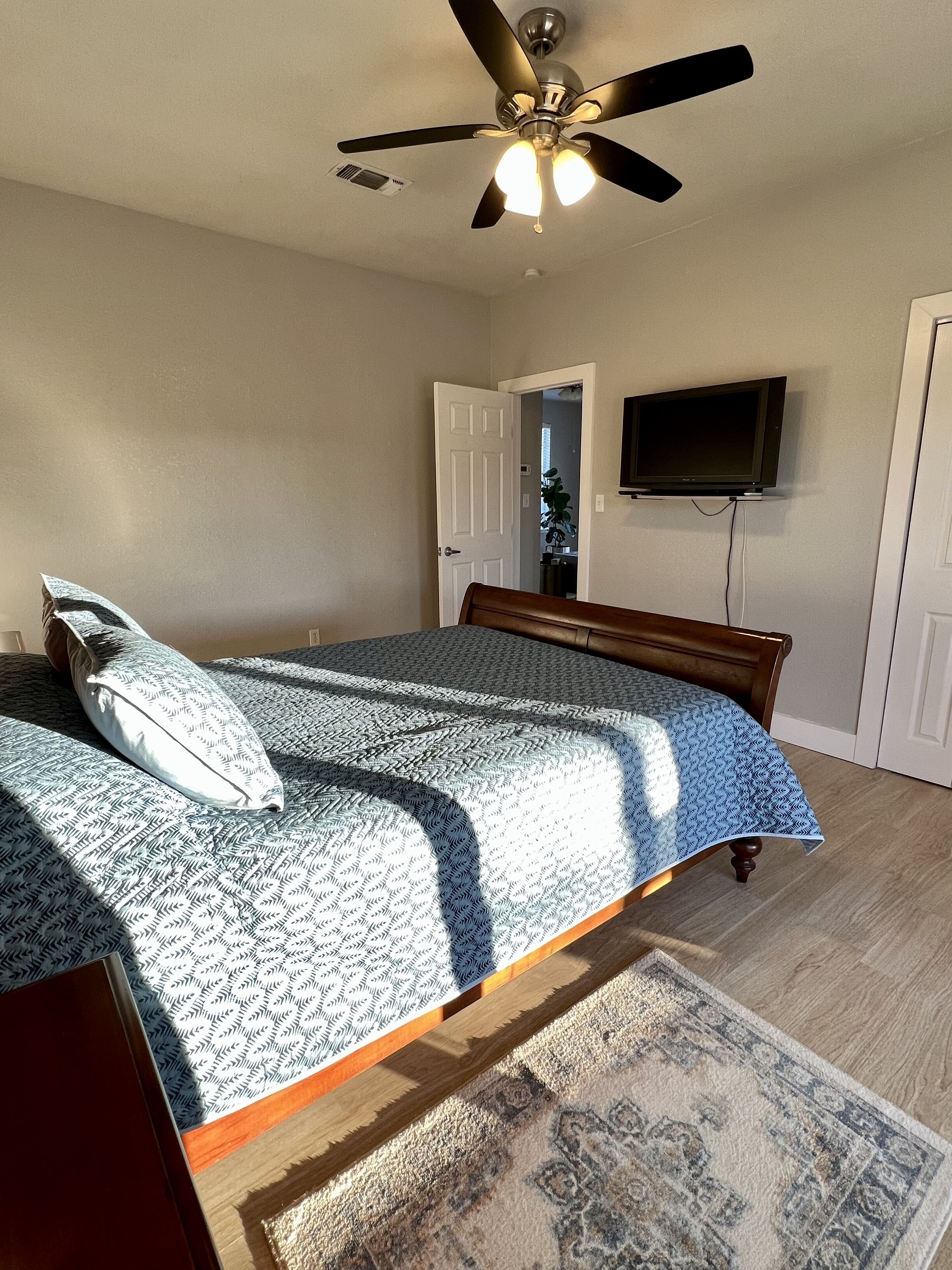 The Farm House - true country living just 12 miles from downtown. 