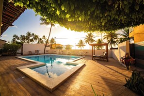 Alberca al aire libre y camastros