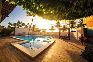 室外游泳池，日光浴躺椅