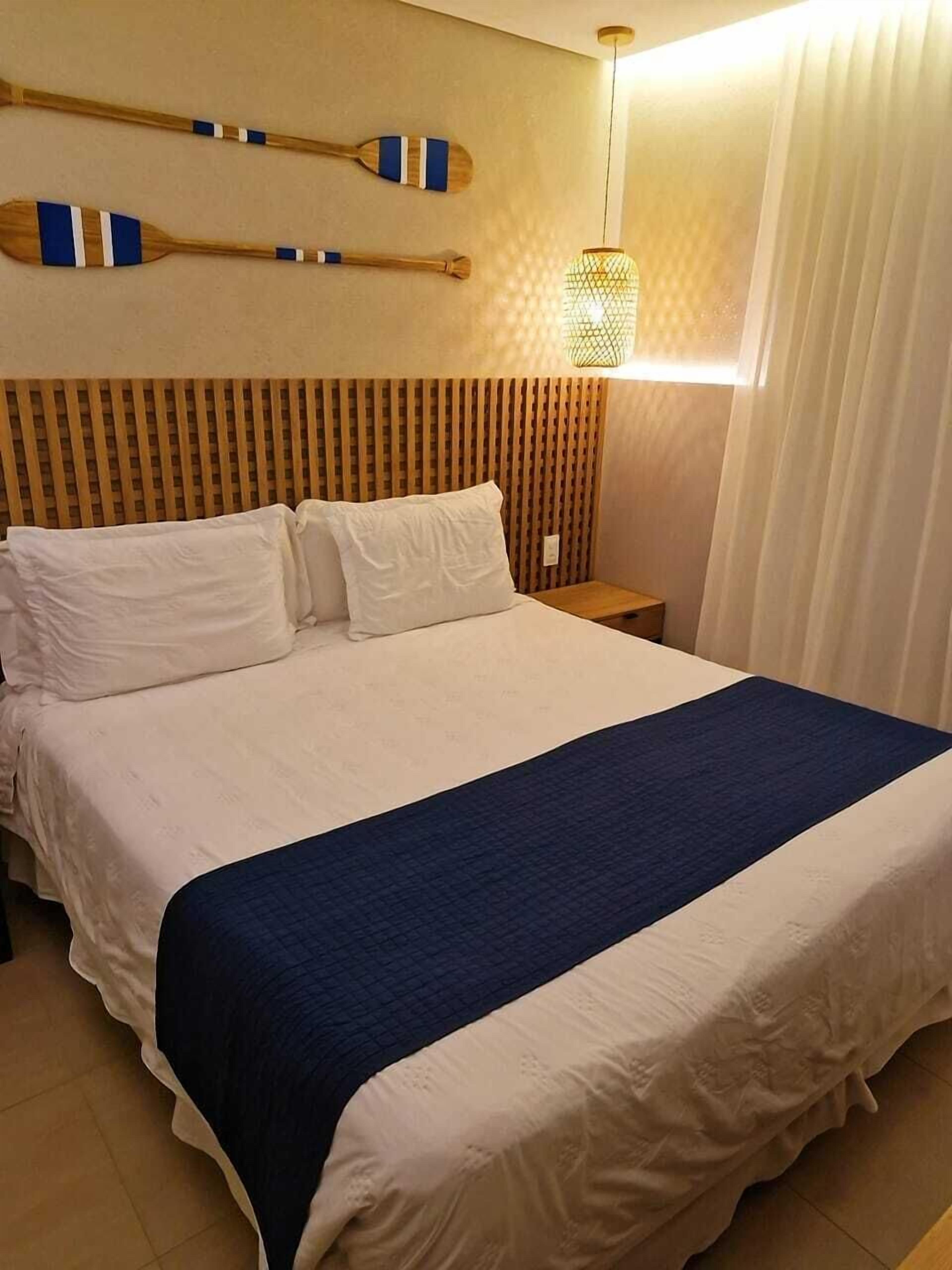 Deluxe Twin Room | Minibar, desk, blackout drapes, free WiFi