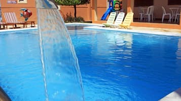 Piscina all'aperto, lettini