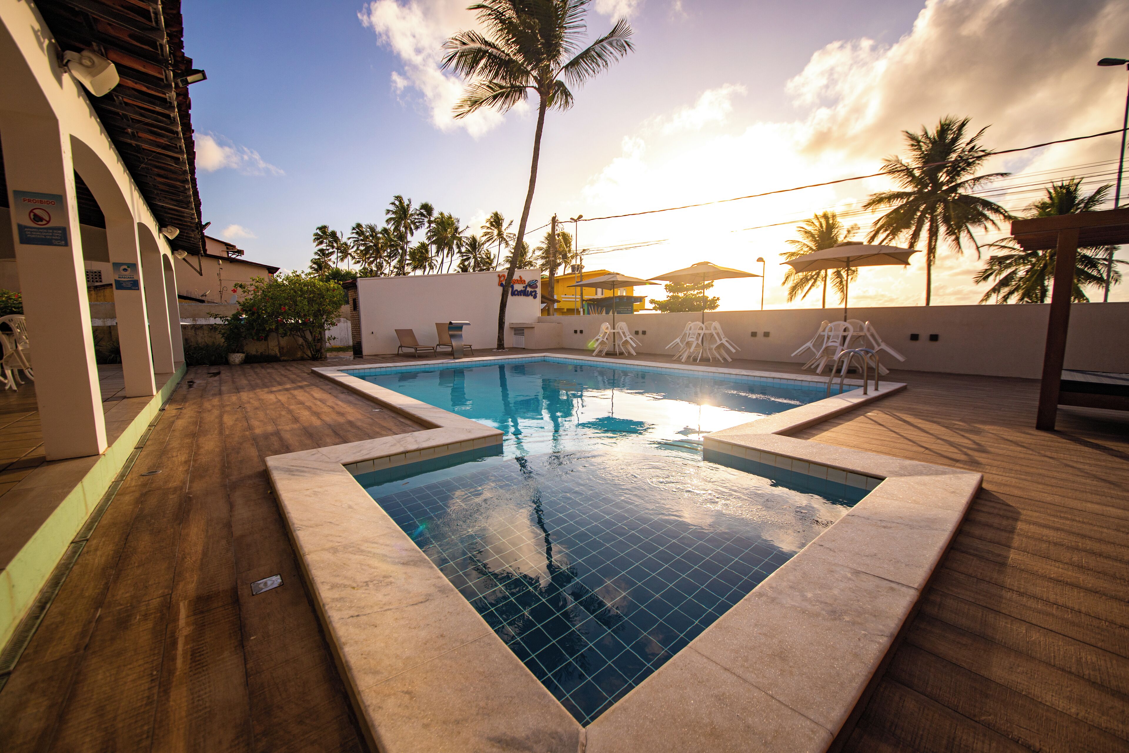 室外游泳池，日光浴躺椅