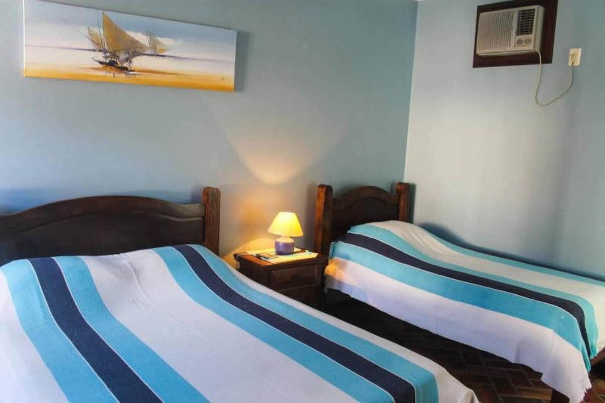 Driepersoonskamer (1 Double bed + 1 Single bed) | Een minibar, een kluis op de kamer, een bureau, gratis wifi