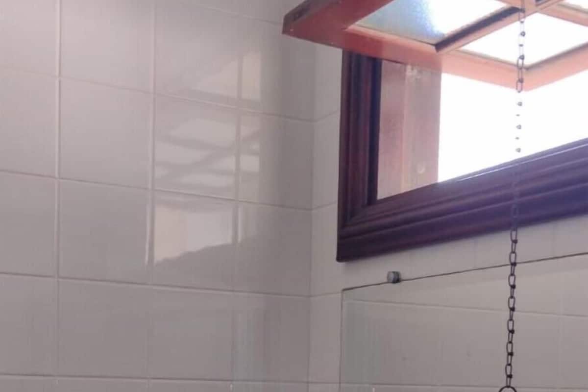 shower, free toiletries, towels, soap