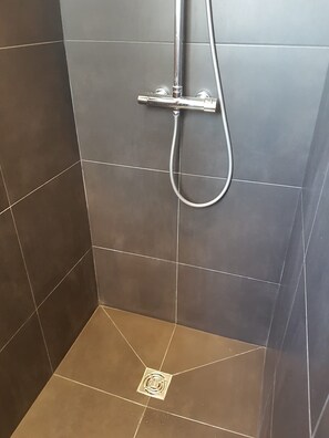Dusche, umweltfreundliche Kosmetikartikel, Haartrockner, Handtücher