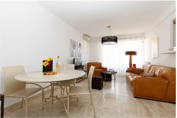 Smart-TV, DVD-Player, Bücher