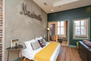1 bedroom, iron/ironing board, WiFi, bed sheets - Penthouse Above Music & Bars (Nashville)