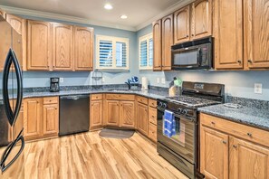 Kjøleskap, mikrobølgeovn, ovn og kokeplater