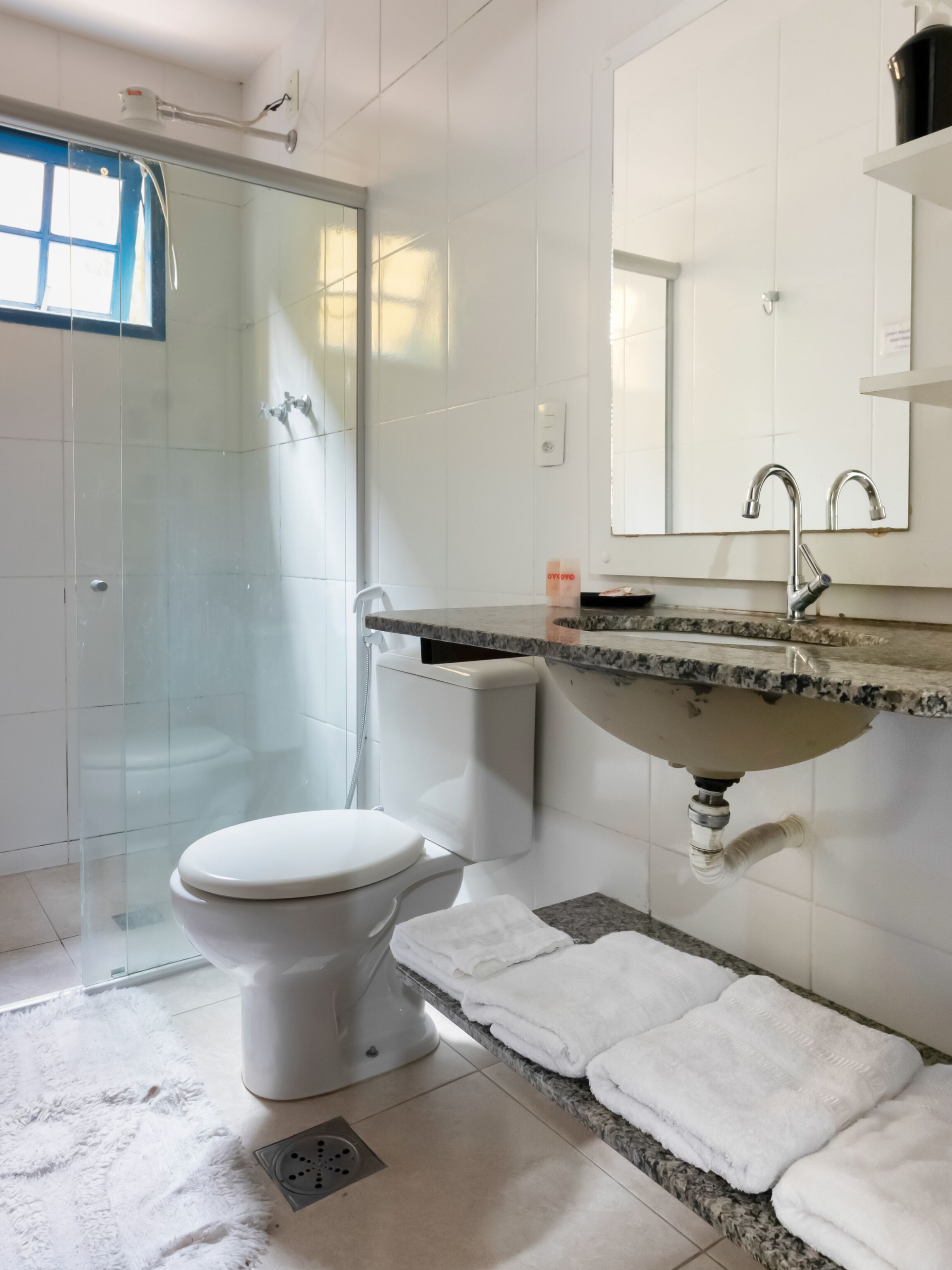 Quarto quádruplo, várias camas | Banheiro | Chuveiro, toalhas de banho, sabonete, shampoo