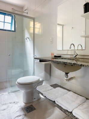 Habitación cuádruple, varias camas | Baño | Ducha, toallas, jabón y champú