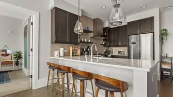 雪櫃、微波爐、焗爐、爐具